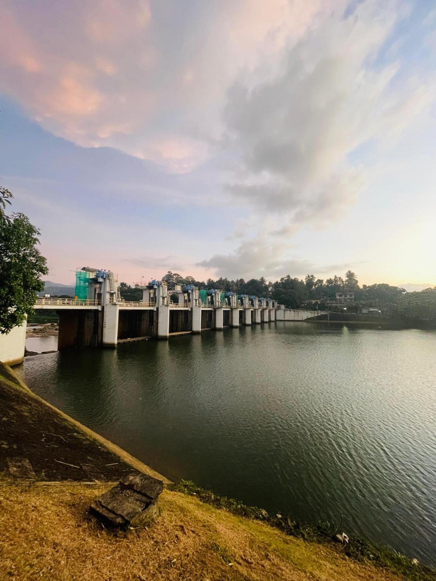 Mahaweli View Bungalow Kandy Buitenkant foto